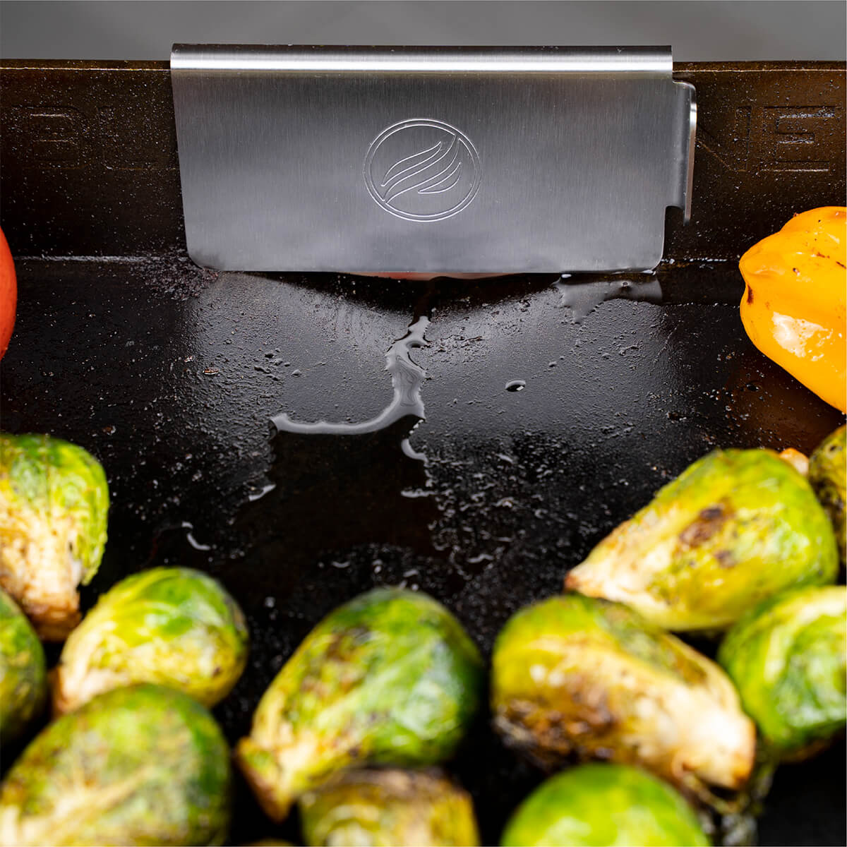 Porte-outils et trappe à graisse