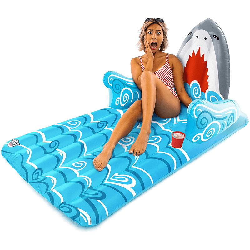 Chaise longue gonflable géante avec tête de requin