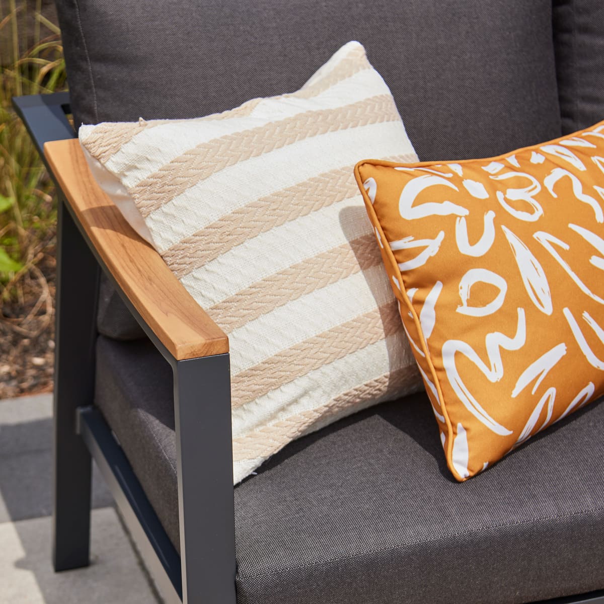 Coussin extérieur 18 x 18 po - Jaune safran brodé jaune