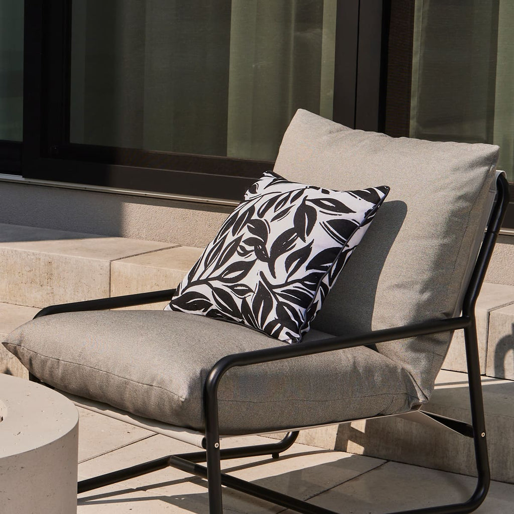 Coussin extérieur 18 x 18 po - Feuilles Imprimées Noir