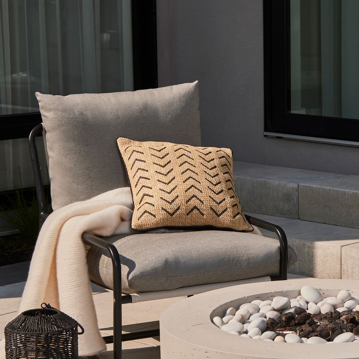 Coussin extérieur 18 x 18 po - Raffia Brodé Noir