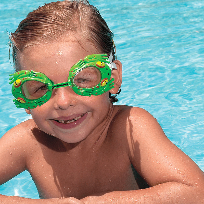 enfant souriant avec des lunettes de natation, plongez dans la